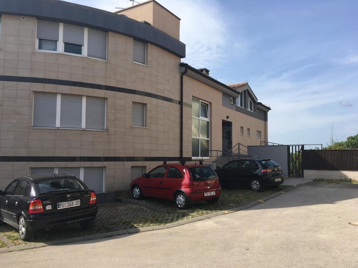Apartamento Apartman Luka Pula Exterior foto